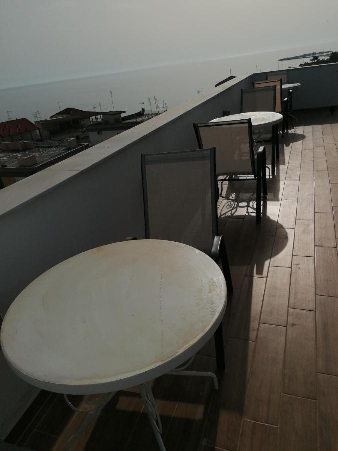 Crystal Blue Apartments Nea Kallikrateia Exterior photo